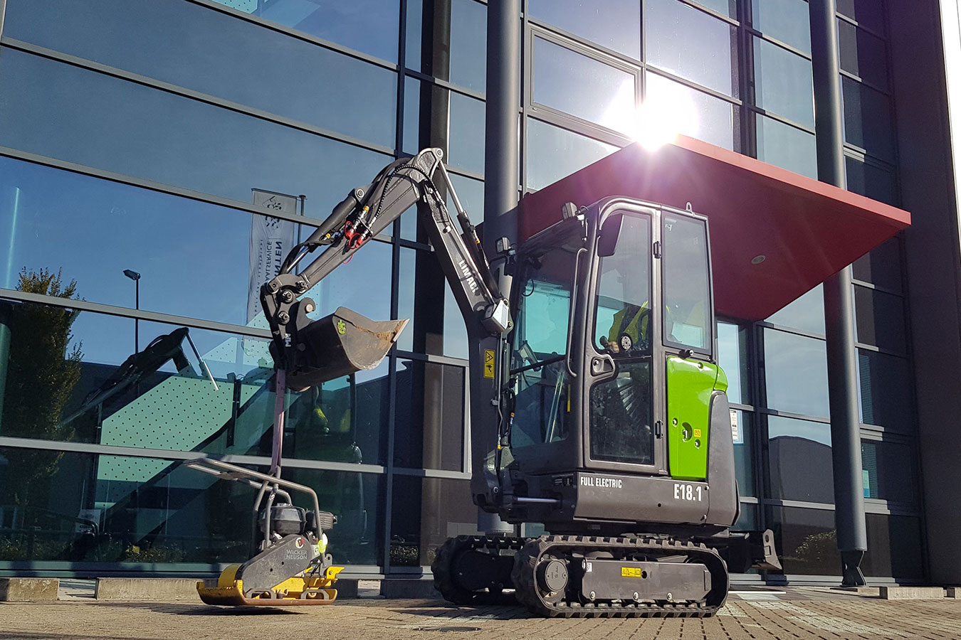 Limach 18.1 elektrische graafmachine aan het werk binnen de bebouwde kom