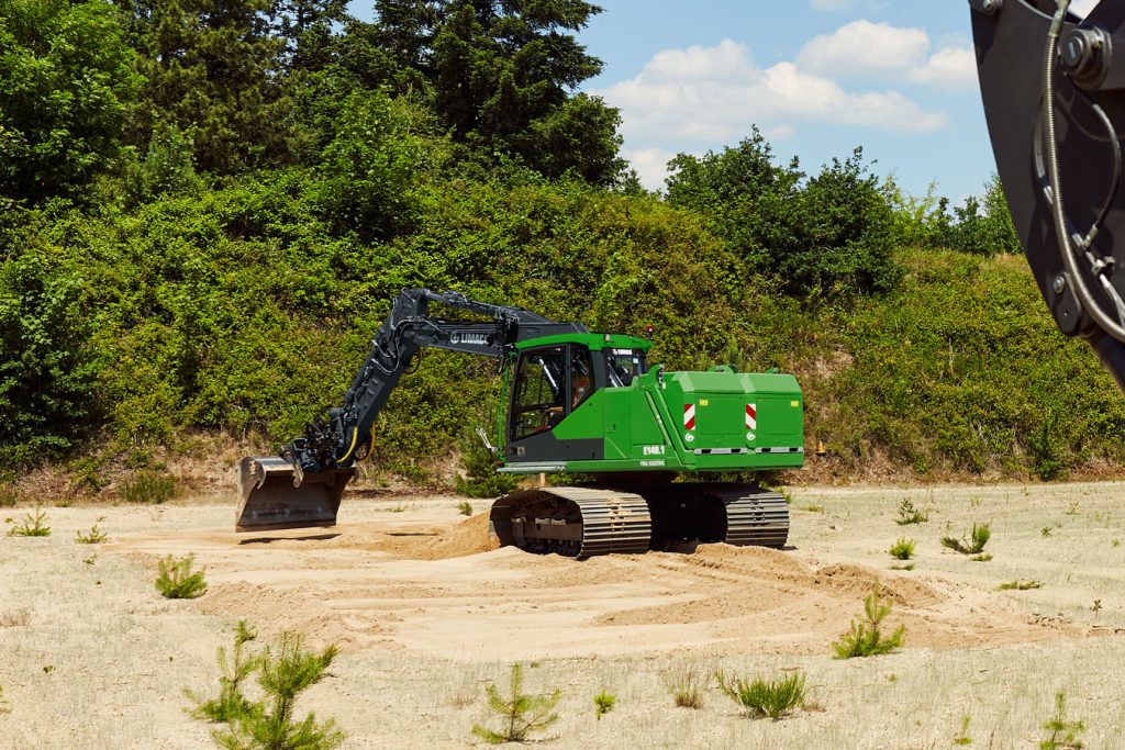 De stille en krachtige geheel elektrische Limach E140.1 aan het werk in buitengebied